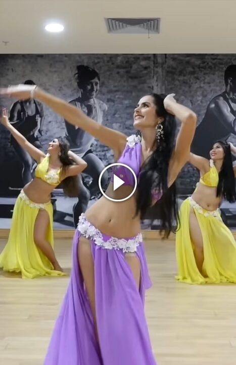 Belly Dancing Videos, Belly Dance Dress, Hoco Hair Ideas Straight, Bachata Dance, Be Flexible, Belly Dance Outfit, Hoco Hair Ideas Down, Penteado Cabelo Curto, Hoco Hair Ideas