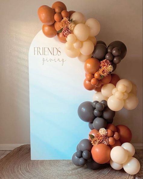 Thanksgiving Friendsgiving Decorations, Easy Thanksgiving Photo Backdrop, Thanks Giving Party Decoration Ideas, Cousingiving Decorations, Thanksgiving Arch Backdrop, Fall Party Balloon Arch, Cute Friendsgiving Decorations, Neutral Fall Balloon Garland, Rust Balloon Garland