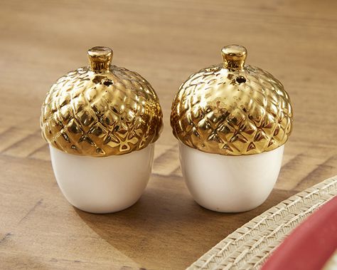 On your Thanksgiving table, bring a little extra charm with gold dipped ceramic acorn salt and pepper shakers! 🌰🍂 Fall Engagement Parties, Beautiful Fall Wedding, Edible Favors, Candy Wedding Favors, Elegant Wedding Favors, Wedding Favors Fall, Personalized Glass, Salt And Pepper Set, Gold Dipped