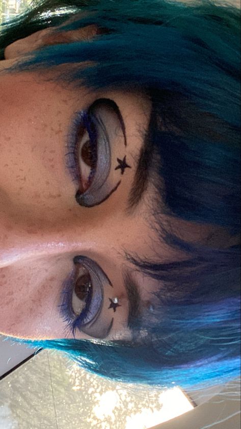 Space Makeup Looks Easy, Graphic Eyeliner Star, Makeup With Blue Hair, Simple Space Makeup, Alt Blue Makeup, Cool Makeup Looks Creative Eyeliner, Cool Eyeliner Makeup, Creative Eye Makeup Hooded Eyes, Simple Artsy Makeup