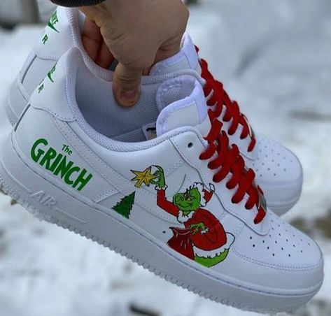 Grinch Shoes, Tenis Air Force, Nike Shoes Women Fashion, Custom Sneakers Diy, Custom Shoes Diy, Diy Sneakers, Nike Shoes Air Force, White Nike Shoes, Basket Style