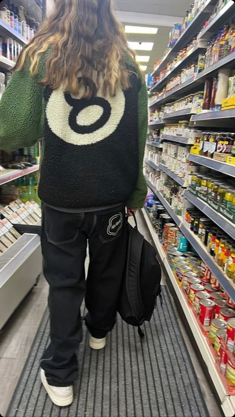 stussy 8 ball gorpcore jnco fleece swag cool outfit Stussy Fashion, Fashion Outfits Streetwear, Stussy 8 Ball, Ball Outfits, Streetwear Fashion Aesthetic, Fleece Outfit, Cool Outfit, Outfits Streetwear, Outfit Invierno