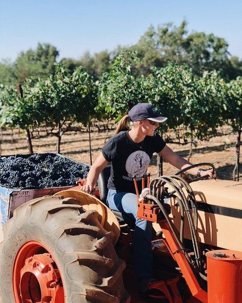 Why Female Farmers are a Big Deal • Runamuk Acres Farmer Girl Aesthetic, Farmer Photoshoot, Spring Kingdom, Farmer Woman, Farming Landscape, Women In Agriculture, Women Farmers, Farmer Life, Work Aesthetic