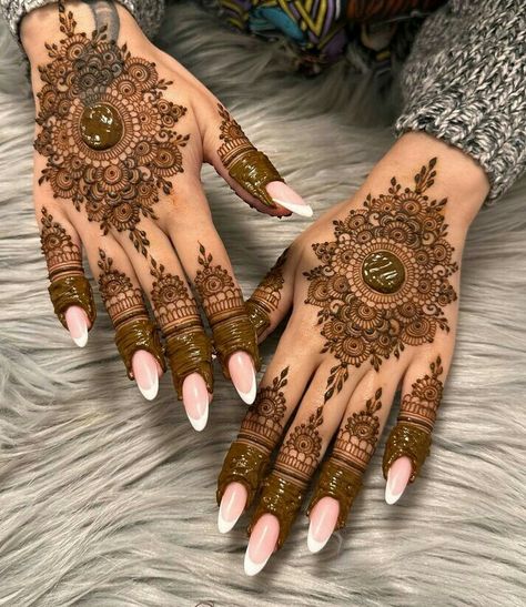 Bridal Mehandi designs fingers mehandi designs back hands mehandi stylish mehandi designs front hand mehandi stylish mehandi designs classic mehandi designs Indian bridal mehandi designs Indian tattoo pakistani mehandi designs pakistani bridals mehandi designs kashees mehandi designs Brides Mehndi, Henna Motive, Finger Designs, Henna Flowers, Mehendi Bridal, Design Mehendi, Mehndi Bridal, Back Hand Mehndi Design, Hand Mehendi