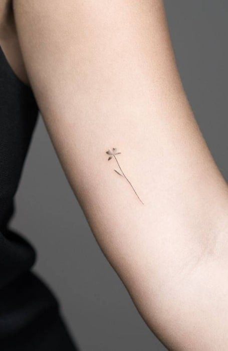 Creative Tattoo Placement Women, Simple Elegant Tattoos, One Line Tattoo Ideas, Girly Hand Tattoos, Love Tattoo Ideas, Tiny Flower Tattoos, Cute Tattoo Ideas, Petit Tattoo, Cute Tattoo