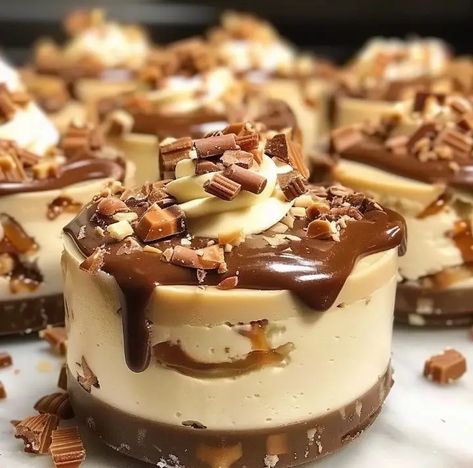 No Bake Turtle Mini Cheesecakes – Naomi's Recipes Turtle Cheesecake Recipes, Turtle Cheesecake, Mini Cheesecake Recipes, 2024 Recipes, Turtle Cake, Easy To Make Desserts, Cheesecake Desserts, Summer Dessert Recipes, Cheesecake Bites