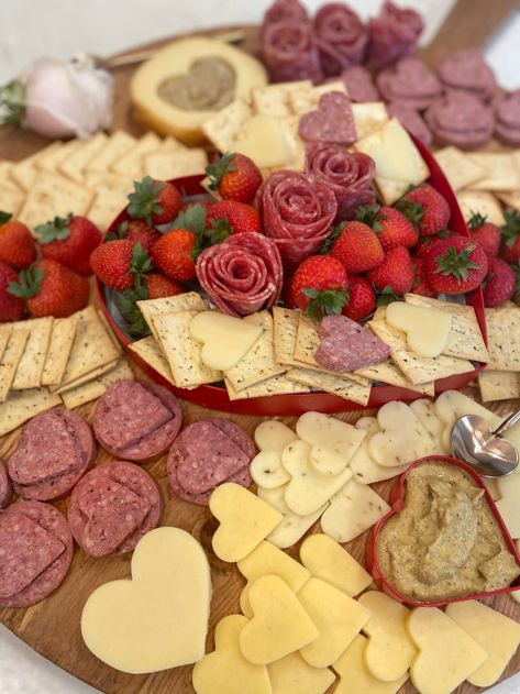 Valentines Savory Charcuterie Board, Savoury Valentines Snacks, Charcuterie Board Valentines Day Savory, Easy Valentines Day Charcuterie Board, Valentine’s Day Themed Charcuterie Board, V Day Charcuterie Board, Food To Make For Valentines Day, Valentines Food Ideas Savory, Finger Foods Valentines Day