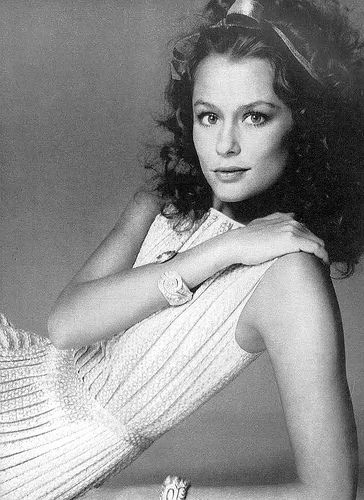 Lauren Hutton is wearing a pleated gold and white lame dress by Mainbocher, gold cuffs by David Webb, photo by Avedon, Vogue US 1971 Lauren Hutton Style, Carmen Dell'orefice, Jean Shrimpton, Geri Halliwell, Lauren Hutton, Diana Vreeland, Lily Aldridge, Moda Paris, Rita Hayworth