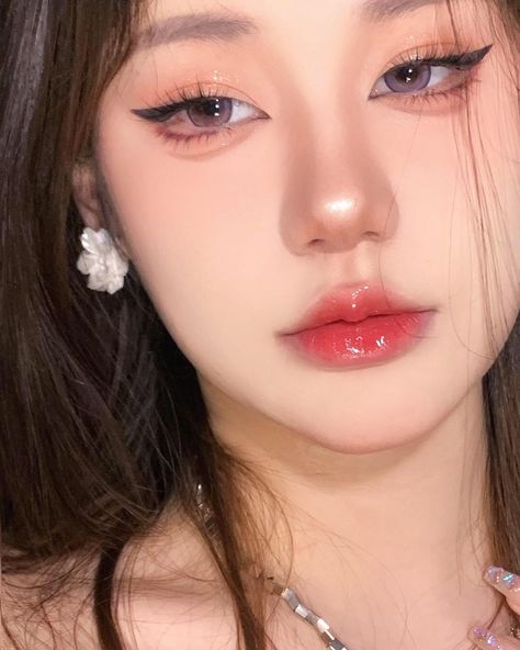 Makeup Look Peach Makeup Look, Layout Makeup, Makeup Ala Korea, Makeup Asia, Makeup Layout, Makeup Ulzzang, Face Contouring Makeup, Asian Makeup Looks, Korean Makeup Look