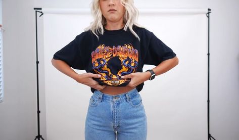 Oversized Band Tee With Jeans, Oversized Tee Tucked In, Graphic Tee Tucked Into Jeans, Tucked Graphic Tee Outfit, Concert Outfit Ideas With T Shirt, Oversized Tshirt Mom Jeans Outfit, Oversized T Shirt Winter Outfit, T Shirt And Mom Jeans Outfit, Tucked In Graphic Tee Outfit