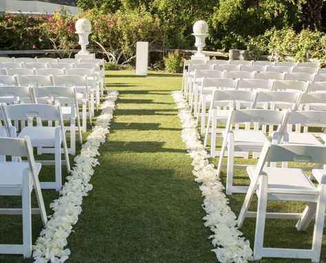 Simple Wedding Walkway Decor, Wedding Alter, Classy Wedding Decor, Wedding Aisle Outdoor, Flower Backdrop Wedding, Wedding Archway, Wedding Isles, Church Wedding Decorations, White Wedding Theme