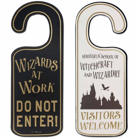 PRICES MAY VARY. Warner Brothers official product: Stake your claim and show off your love of Harry Potter with this unique door hanger! Featuring a two-in-one design, it's the perfect way to ensure privacy and complement your magical decor scheme at the same time. Fun Vintage Sign: One side of this door decor reads, "Wizards at Work - Do Not Enter," while the other side reads, "Hogwarts School of Witchcraft and Wizardry - Visitors Welcome." Whether you're in the mood for a gathering or need som Door Hanger Harry Potter, Harry Potter Desk Decor, Harry Potter Door Hanger, Hogwarts Decor, Imprimibles Harry Potter Gratis, Harry Potter Themed Room, Harry Potter Classes, Harry Potter Bathroom, Harry Potter Orlando