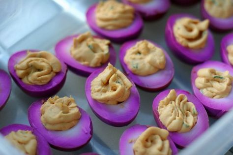 This deviled egg recipe was initially aimed at Baltimore Ravens fans, but the colors obviously work for #LSU tailgating. Purple Party Foods, Party Food Football, Pickled Deviled Eggs, Egg Appetizer, Deviled Egg Recipe, Purple Food, Hard Cooked Eggs, Pickled Beets, Egg Recipe