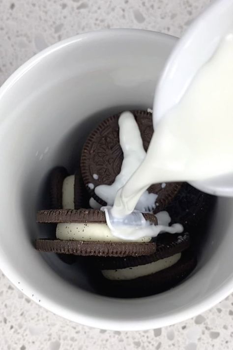 How to Make an Oreo Microwave Mug Cake | TikTok Videos Mug Cake Tiktok, Oreo Mug Cake Microwave, Oreo Microwave, Lava Mug Cake, Oreo Mug, Cake Microwave, Microwave Mug Cake, Microwave Mug, Oreo Dessert Recipes