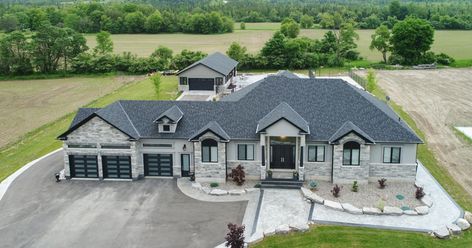 This Crazy Ontario Mansion Has An Indoor Ice Hockey Rink And It's The Most Canadian Thing Ever Mini Cabins, Ontario Beaches, Canadian House, Beginner Hiking, Canadian Things, Arizona Hiking, Lake Cabins, Saltwater Pool, Swimming Holes