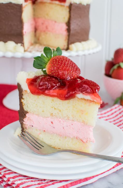 Layers of vanilla cake, strawberry pie filling, and chocolate frosting make this Strawberry Mousse Cake a delicious and pretty treat. Vanilla Cake Strawberry, Strawberry Mousse Filling, Strawberry Mousse Cake, Mousse Filling, Recipes Strawberry, Mousse Cake Recipe, Cake Filling Recipes, Strawberry Pie Filling, Cake Filling