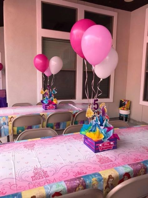 Princess Birthday Table Decorations, Princess Balloon Centerpieces, Simple Disney Princess Party, Disney Princess Party Table Decor, Princess Birthday Centerpieces Diy, Disney Princess Goody Bag Ideas, Disney Princess Party Centerpieces, Disney Princess Birthday Party Centerpieces, Disney Princess Birthday Backdrop