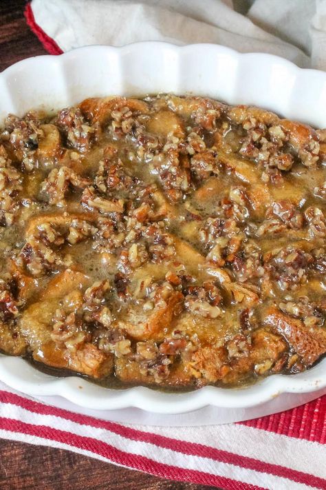 Praline Pecan Bread Pudding With Rum Sauce Bread Pudding With Rum Sauce, Praline Bread Pudding, Pecan Bread Pudding, Rum Sauce, Chocolate Bread Pudding, New Orleans Recipes, Cake Mug, Classic Apple Pie, Holiday Baking Recipes