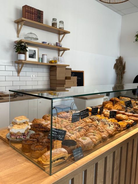 Coffee Shop Food Display, Japan Bakery Shop, Cafe Pastry Display, Bakery Shop Design Small, Small Pastry Shop, Brunch Cafe Interior, Florist Shop Interior, Brick Cafe, Bakery Shop Interior