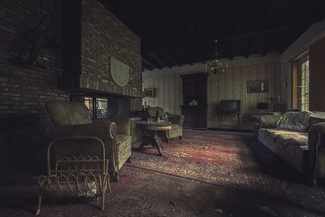 Abandoned house | Yannick M. | Flickr Mansion Rooms, Granny House, Scary Houses, Abandoned Mansion, Old Abandoned Houses, Dark House, Abandoned House, Living Room Background, Horror House