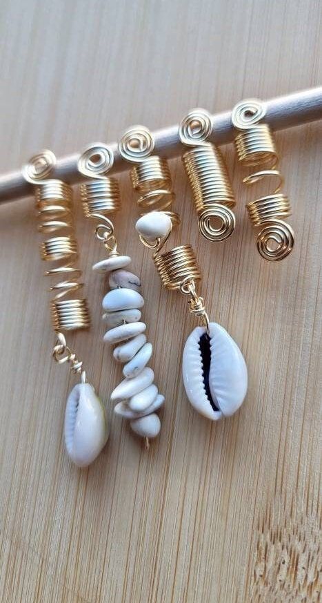 Cowrie Shell Hair Jewelry, Beach Hair Jewelry, Dreads Accessories, Bow Braids, Beads For Braids, Afro Jewelry, Braids Dreads, Accessories Board, Bow Braid