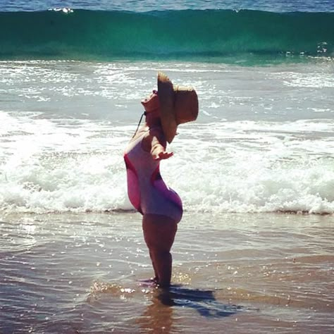 Terra Jole recently showed of her growing baby belly at the beach. Terra Jole, Flat Chested Fashion, Tiny Woman, Diy Gift For Bff, Flat Chested, Human Oddities, Beach Video, Little Woman, Short People