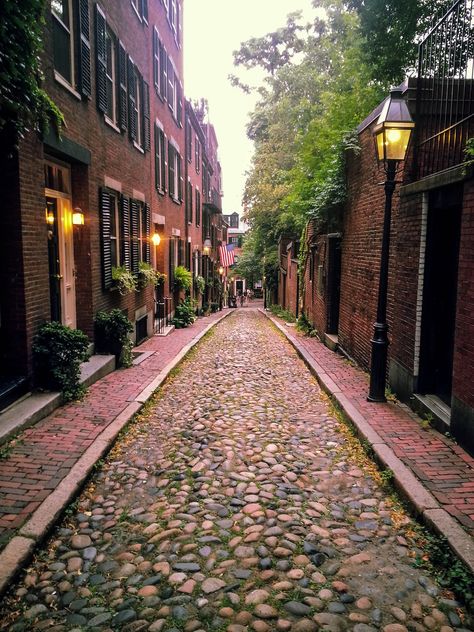 beacon hill, boston, massachusetts | cities in the united states + travel destinations #wanderlust Salem Photoshoot, Boston Weekend, Beacon Hill Boston, Boston Vacation, Massachusetts Travel, Boston Skyline, Boston Usa, Boston Mass, Usa Travel Destinations