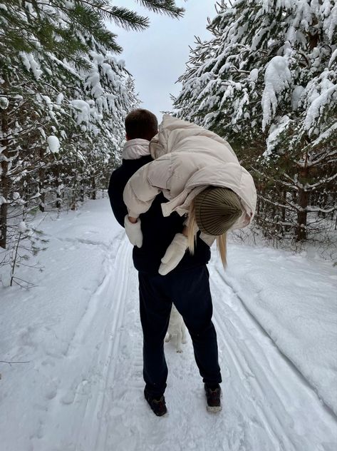 Darkest Temptation, Winter Couple Pictures, Mode Au Ski, Lev Livet, Image Couple, Winter Photoshoot, Winter Inspo, Winter Photo, Winter Love