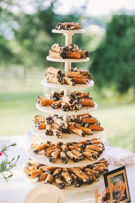 Scoop up cannoli from your fave local bakery for a delicious treat tower on your wedding day. Katering Pernikahan, Dessert Display Wedding, Buffet Dessert, Dessert Alternatives, Wedding Cake Pops, Wedding Cake Alternatives, Traditional Wedding Cakes, Dessert Bar Wedding, Non Traditional Wedding