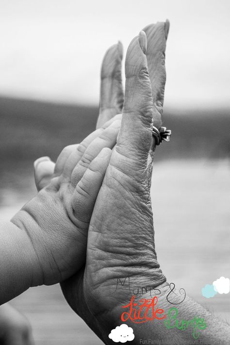 Grandma And Grandson Photography, Grandma And Me Photoshoot, 5 Generation Pictures Ideas, Grandma Photography, Grandparent Photography, Grandkids Photography, Grandparents Photography, Photography Hands, Grandkids Pictures