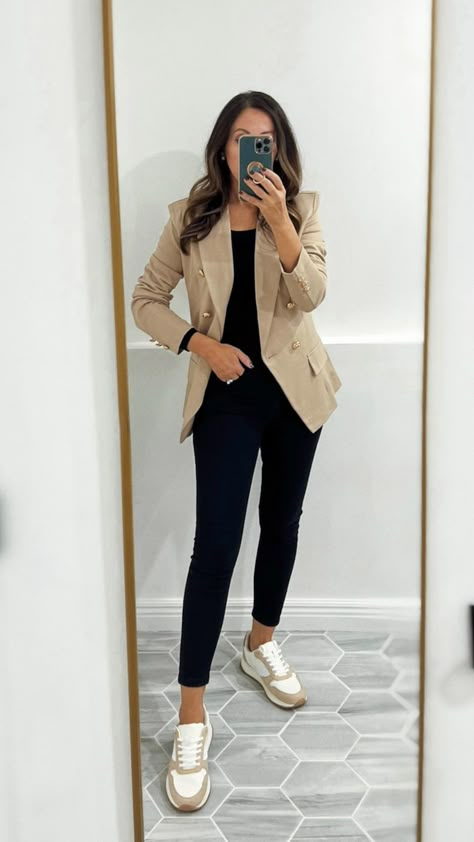 Beige Blazer Outfits Women, Khaki Blazer Outfit, Blazer Outfits Women, Look Office, Business Attire Women, Fest Outfits, Blazer Outfits For Women, Weather Outfits, Office Casual Outfit