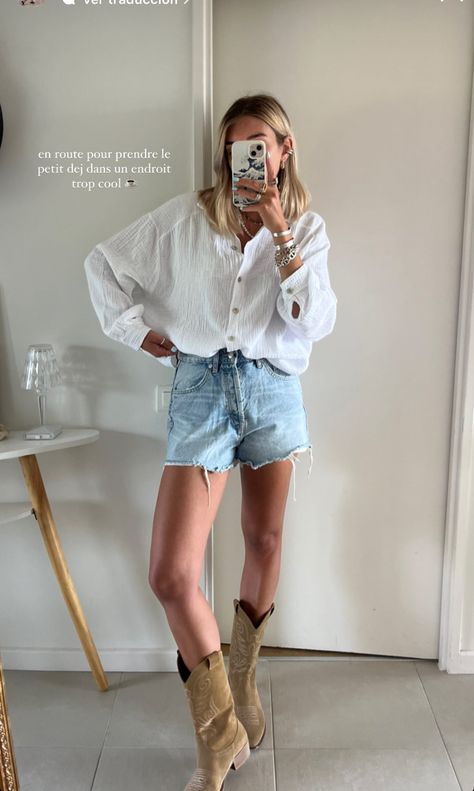 Cowboy Boots Outfit For Concert, Cowboy Boot Shorts Outfit, Cowboy Boots Outfit Beige, Brown Boots Summer Outfit, Nashville Outfit Inspo Spring, Summer Montana Outfits, Light Brown Cowboy Boots Outfit, Short Cowboy Boots Outfit Summer, Tan Cowgirl Boots Outfit