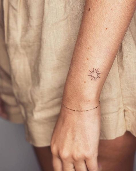 Fine line sun tattoo done on the wrist. Tiny Sun Tattoo, Simple Sun Tattoo, Tattoo Sonne, Sun Tattoo Small, Sunshine Tattoo, Sun Tattoo Designs, Парные Тату, Sun Tattoos, Healing Tattoo