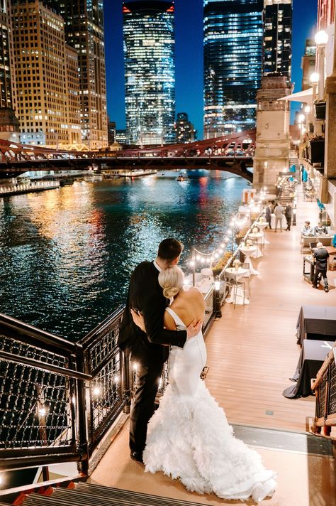 Chicago Wedding Venues Affordable, Wedding Chicago, City Themed Wedding, River Roast Chicago Wedding, Chicago Wedding Photos, Chicago Engagement Pictures, Rooftop Wedding Ceremony, Paisley Wedding, Riverside Weddings