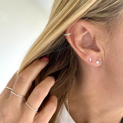 Ear Top Piercing, Tattoo Ear Behind, Ear Pricing, Aesthetic Ear Piercing, Tattoo Ears, Ear Piercing Aesthetic, Ear Piercings Aesthetic, Ear Aesthetic, Top Ear Piercing