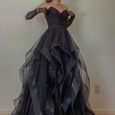 Masquerade Ball Aesthetic Dress, Masquerade Dresses Long, Aesthetic Masquerade Dress, Nyc Dress Aesthetic, Elegant Masquerade Dress, Black Ball Dress Aesthetic, Masquerade Outfit Ideas For Prom, Masquerade Gowns Elegant, Aesthetic Prom Dress Korean