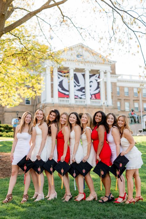 College Graduation Pictures Poses Group, Grad Group Photo Ideas, Large Group Graduation Pictures, College Grad Group Photos, Big Group Graduation Pictures, Grad Photos Group, Group College Graduation Pictures, Group Grad Pics, Graduation Group Photos