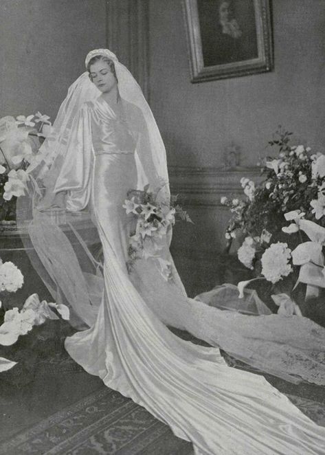 Glamorous Wedding Dresses, Maggy Rouff, Bride Dress Vintage, 1930s Wedding, Vintage Brides, Stylish Wedding Dresses, Vintage Wedding Photos, Vintage Weddings, Antique Wedding