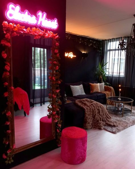 Stylish Bathroom Decor, Black Vintage Bedroom Ideas, Luxury Colorful Living Room, Cozy Salon Decor, Edgy Maximalist Decor, Maximalist Decor Living Room Vintage, House Decor Themes Interior Design, Small Apartment Accent Wall, Vibey Apartment Living Room Aesthetic