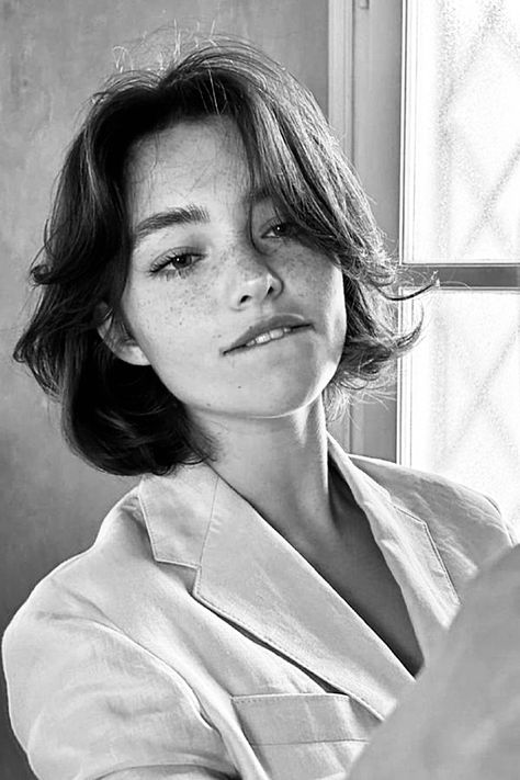 Retro Women Hairstyles, Gio Scotti, Reference Photos For Artists, 얼굴 드로잉, Photographie Portrait Inspiration, Hair Inspiration Short, Face Photography, Hair Reference, Bob Haircut