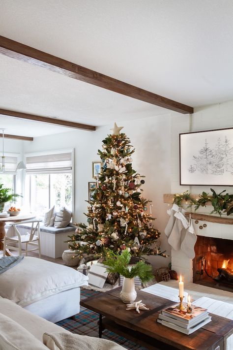 Holiday Housewalk 2022 - A Tour Of Our Home This Christmas! - zevy joy Christmas Front Porches, Pretty Christmas Decorations, Our Family Tree, Home Neutral, Travel Ornament, Christmas Diy Crafts, Kids Help, Scandi Christmas, Neutral Christmas