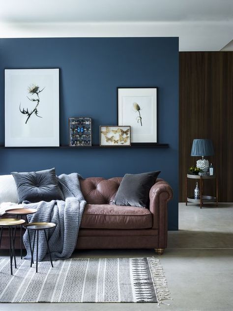 chic seating area with a brown sofa and a navy accent wall and textiles Modern Living Room Brown, Brown And Blue Living Room, Vstupná Hala, Brown Couch Living Room, Room Color Schemes, Brown Living Room, Blue Living Room, Design Del Prodotto, Blue Rooms