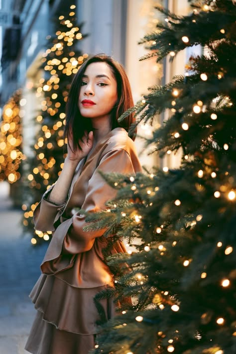 Christmas Lights Portrait Photography, Christmas Magic Photography, Christmas Light Portraits, City Christmas Photoshoot, Christmas Outside Photoshoot, Christmas City Photoshoot, Winter Photoshoot City, Outdoor Christmas Lights Photoshoot, Christmas Photoshoot Woman