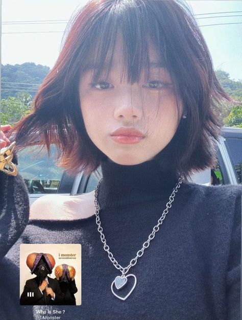 Straight Short Hair With Bangs Asian, Short Haïr Cut For Straight Hair, Asian Bob With Curtain Bangs, How To Straight Bangs, Medium Hair Styles Aesthetic, Grunge Straight Hair, Straight Hair Haircuts Women, Short Side Bangs Long Hair, Short Bob Side Bangs