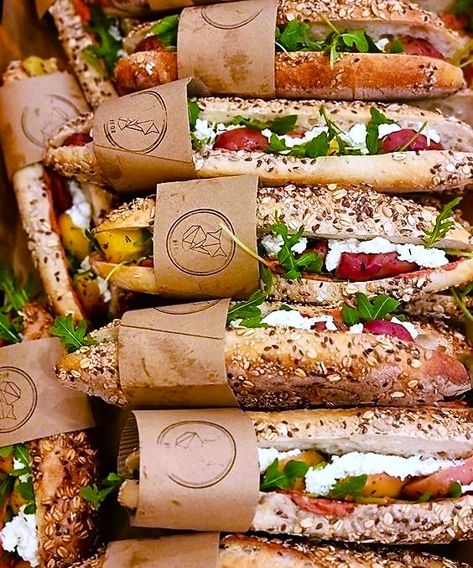 Chasing Money, Panini Hamburger, Sandwich Bar, Gourmet Sandwiches, Catering Ideas Food, Party Food Buffet, Deli Food, Lake Food Ideas Summer, Food Ideas Summer