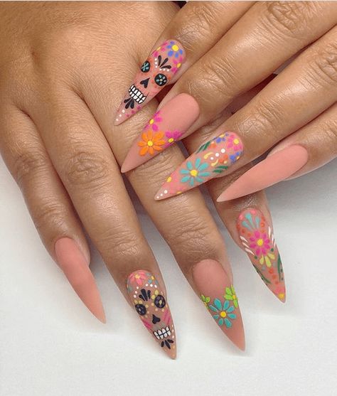 Hispanic Heritage Nail Design, Day Of The Dead Nail Ideas, Mexican Halloween Nails, Dia Los Muertos Nails, Coco Inspired Nails, Day Of The Dead Nails Acrylic, Mexican Print Nails, Catrina Nails Design, Spooky Spring Nails