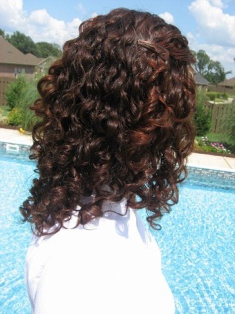 Henna Curly Hair, Henna On Dark Brown Hair, Dark Red Brown Curly Hair, Henna On Dark Hair, Dark Auburn Curly Hair, Hair Henna, Dark Auburn Hair, Dark Curly Hair, Auburn Color