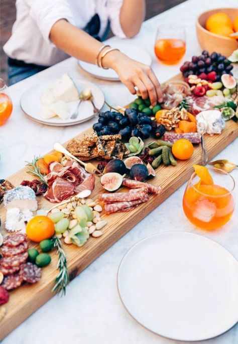 Cheese & Meat board. Fest Mad, God Mat, Snacks Für Party, Cheese Platters, Idee Pasto Sano, Food Presentation, Wedding Food, Finger Food, Appetizer Snacks