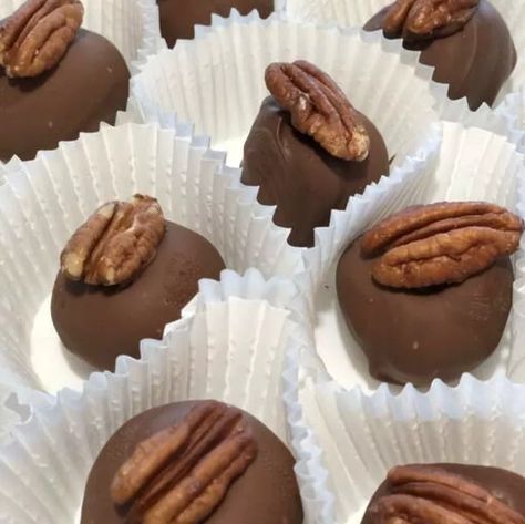 Kentucky Bourbon Balls Recipe Kentucky Derby Desserts, Bourbon Balls Recipe, Kentucky Derby Food, Kentucky Derby Recipes, Derby Recipe, Bourbon Balls, Chocolate Bourbon, Pecan Cake, Kentucky Bourbon