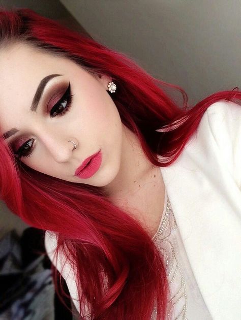 Redhead Grunge Girl with Smokey Eye Lashes Makeup Look - http://ninjacosmico.com/35-grunge-make-up-ideas/ Red Hair Makeup, Redhead Makeup, Dyed Red Hair, Dark Red Hair, Bright Red Hair, Makeup Eyelashes, Red Hair Color, Long Red, Grunge Hair